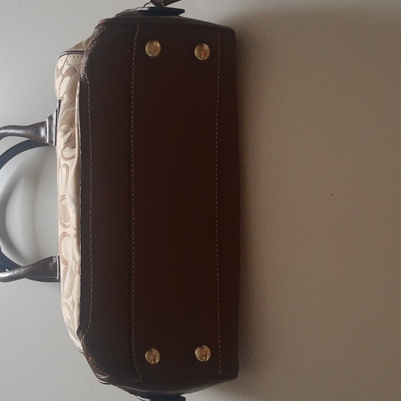 Coach Hamptons Signature Purse - Picture 3 of 12